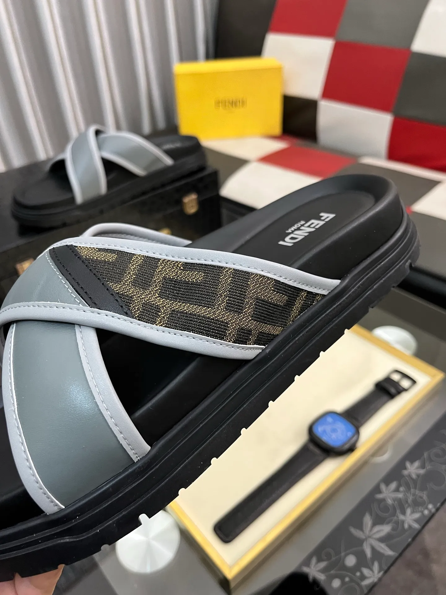 Men's men's shoes💰320⌚️⌚️FENDI Fendi slippers and sandals are shipped💄How can this summer be without the blessing of little monsters💄Original imported special hardware decorative pattern➕Original private model outsole! Details determine success or failure, good quality is not afraid of magnifying details! It feels super comfortable on your feet! This summer you need a pair of trendy, cool and comfortable sandals👣 Standard size: 38-443️⃣Colors available